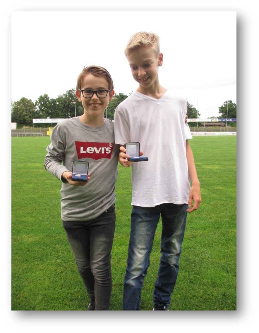 Samuel und Mika mit Sportmedaille